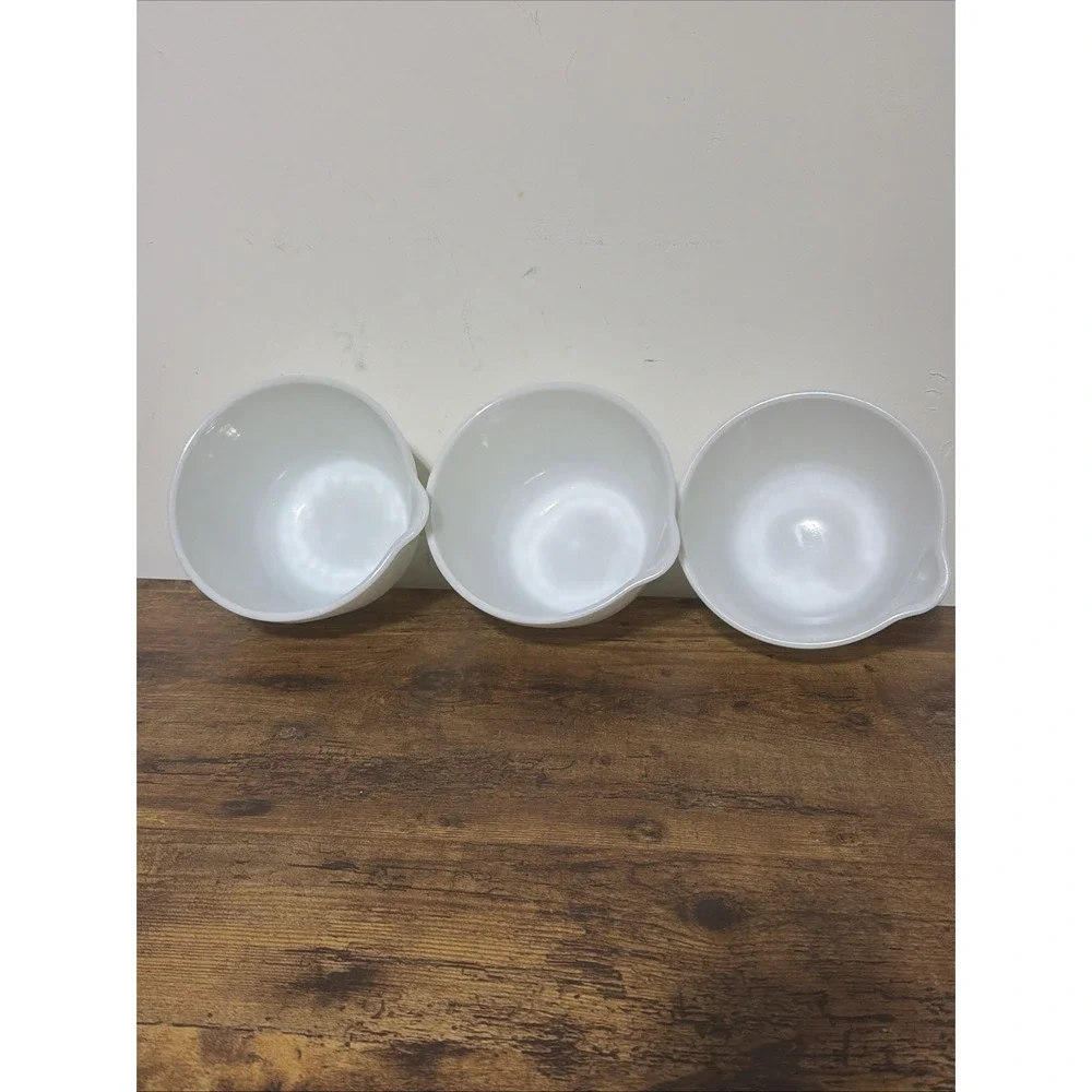 3 PYREX  Milk Glass Mixing Bowls Vintage 40s Hamilton Beach White Pour Spout USA